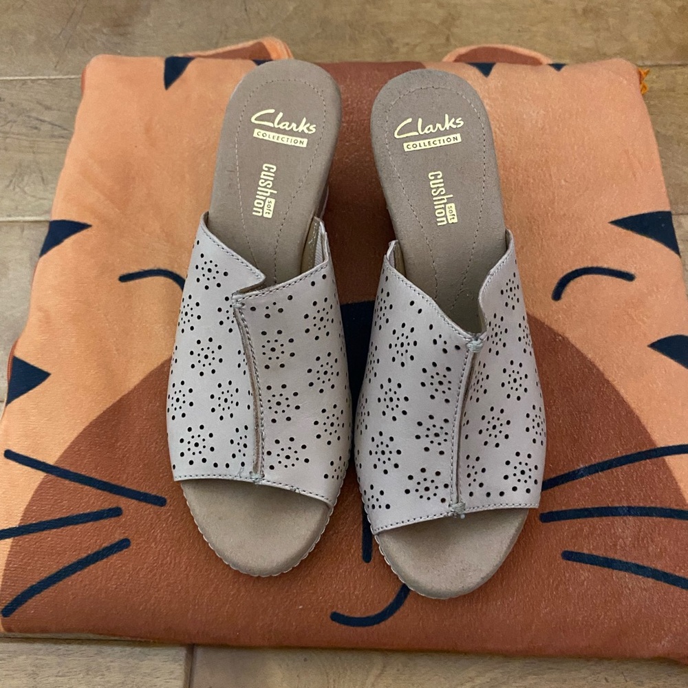 Clarks Women's Gray Slide Sandals NWOB